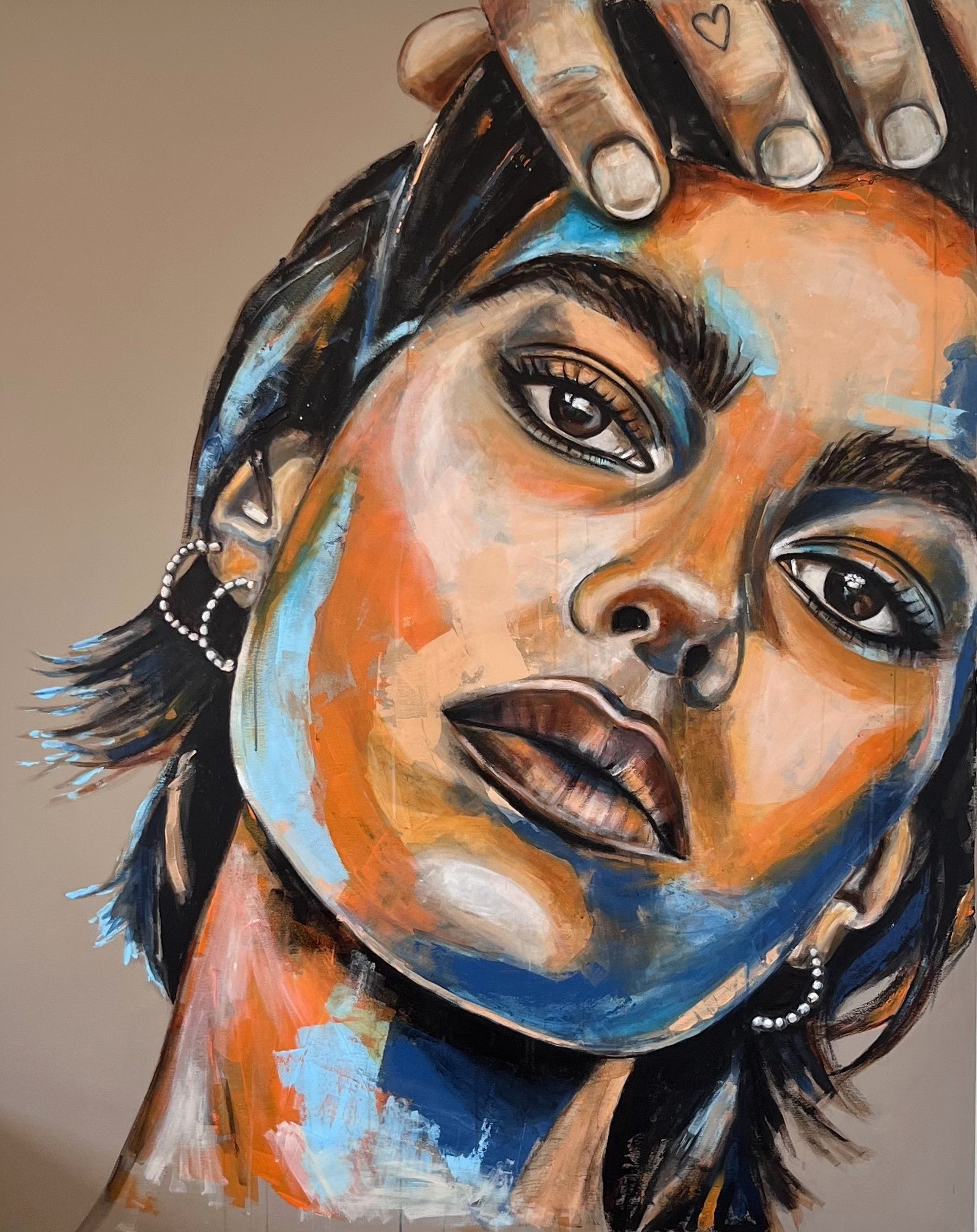 Mező Mariann: Charisma (2026) – 150x120 cm-es eredeti kortárs akril és olaj festmény, textúrált expresszionista női portré kék és narancs komplementer színekkel.