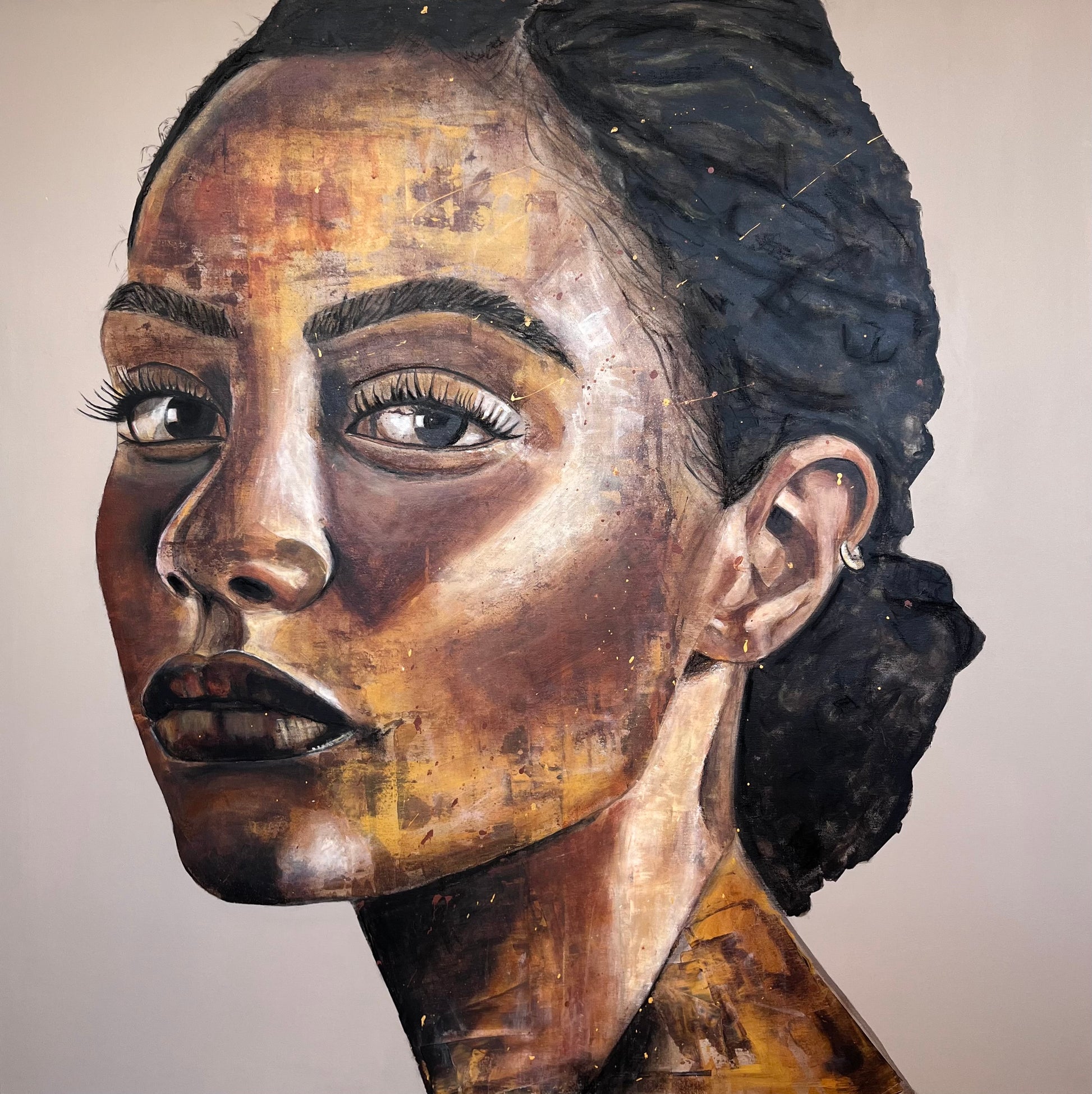 Mező Mariann: Gold beneath the dust – 120x120 cm-es eredeti kortárs expresszionista női portré festmény akril, olaj és vegyes technikával.