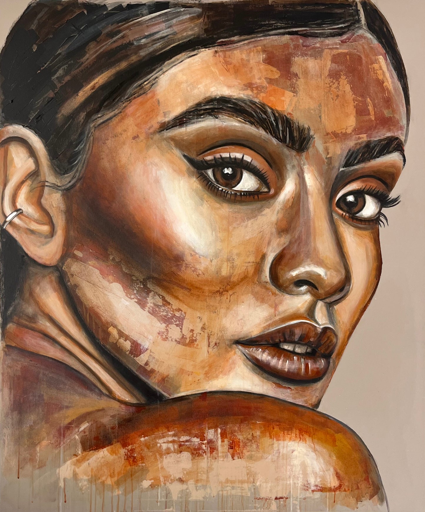 Mező Mariann: Last Goodbye – 120x100 cm-es eredeti kortárs akril és olaj festmény, meleg földszínű nagyméretű női portré.