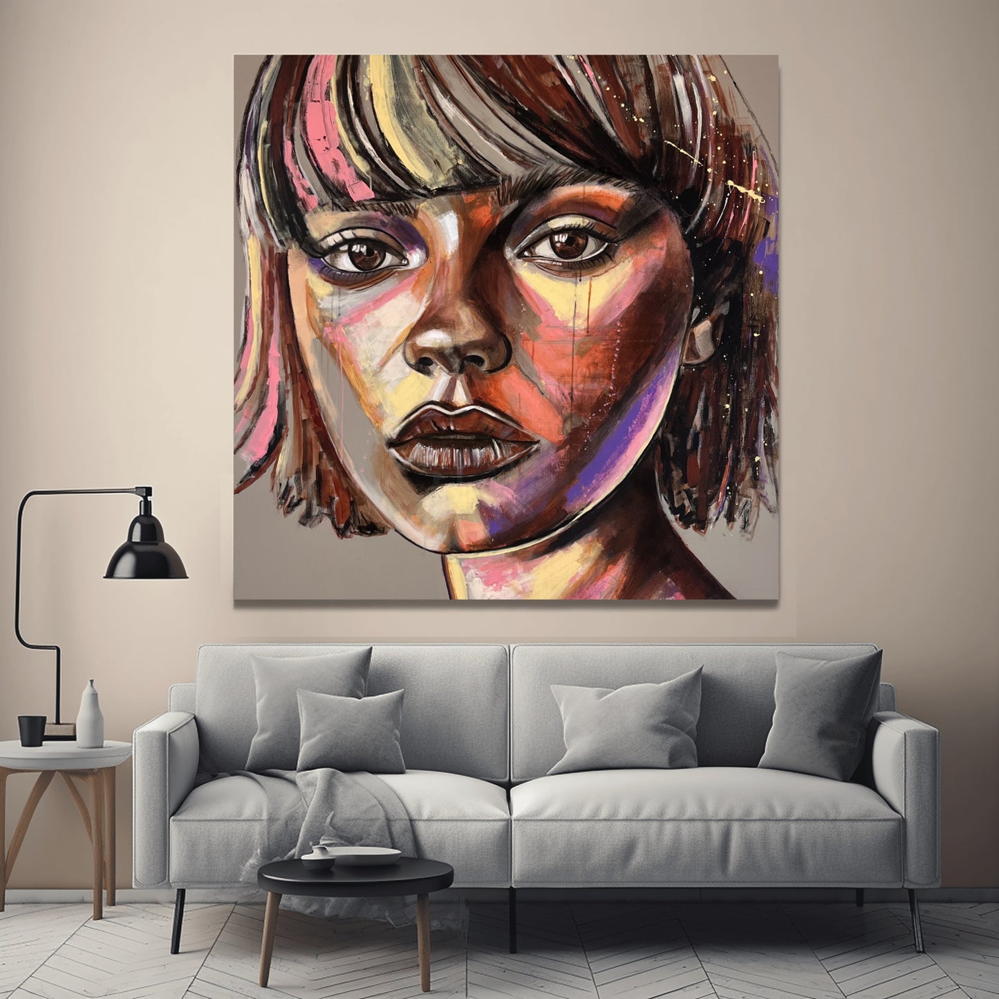 Mező Mariann: Lovefool – 120x100 cm-es nagyméretű, modern expresszionista festmény egy minimalista szürke kanapé felett, elegáns nappali mockup vizualizációban.