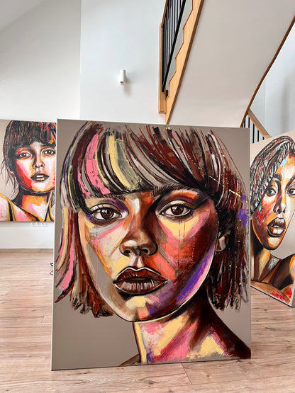 Mező Mariann: Lovefool – Modern, expresszionista stílusú, graffitis elemekkel gazdagított nagyméretű női arckép a nappali szobában kiállítva.