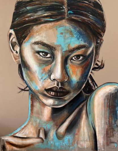 Mező Mariann: Silent Gaze – 150x120 cm-es eredeti kortárs akril és olaj festmény, textúrált nagyméretű női portré türkizkék és barna tónusokkal feszített vásznon.